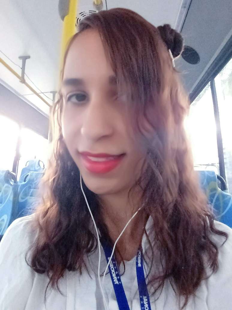  St&eacute;fane trabalha como Operadora de Telemarketing e demora 1h20 para chegar no trabalho.